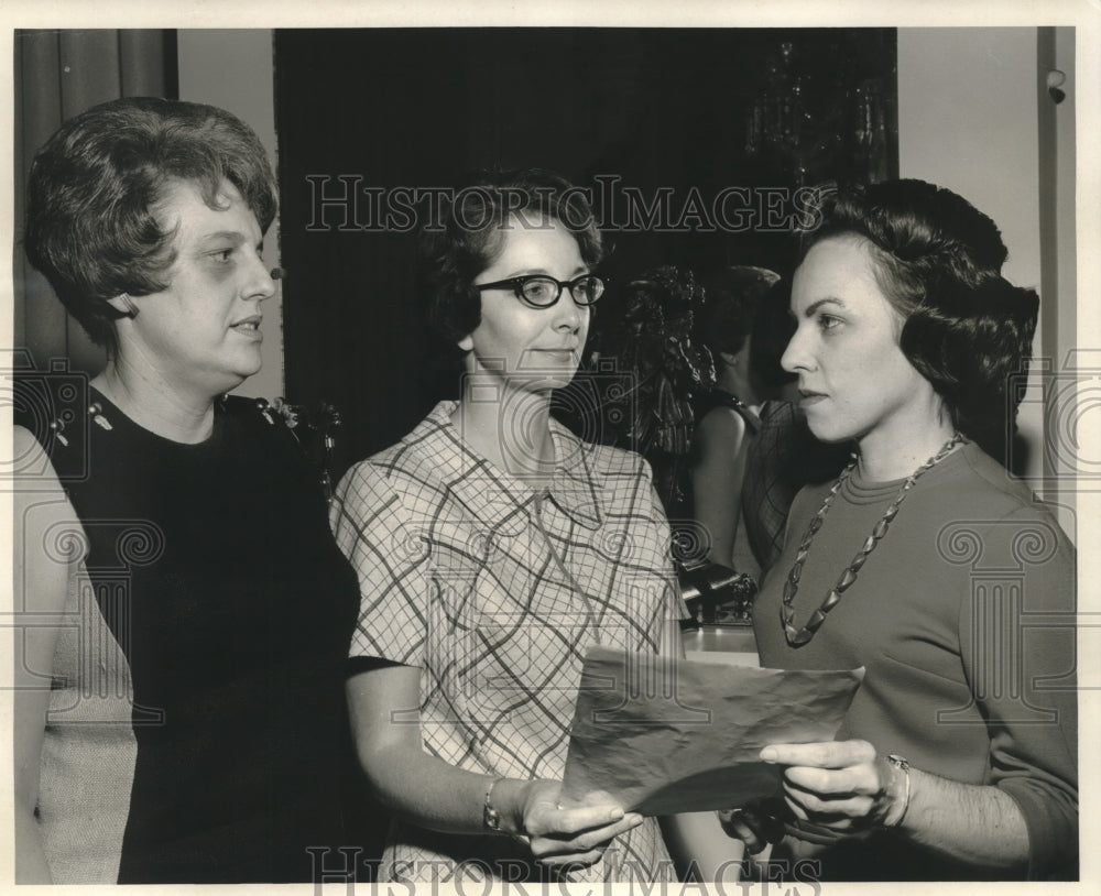 1969 Mrs. Sidney Folse & others discuss St. Mary's Dominican reunion - Historic Images