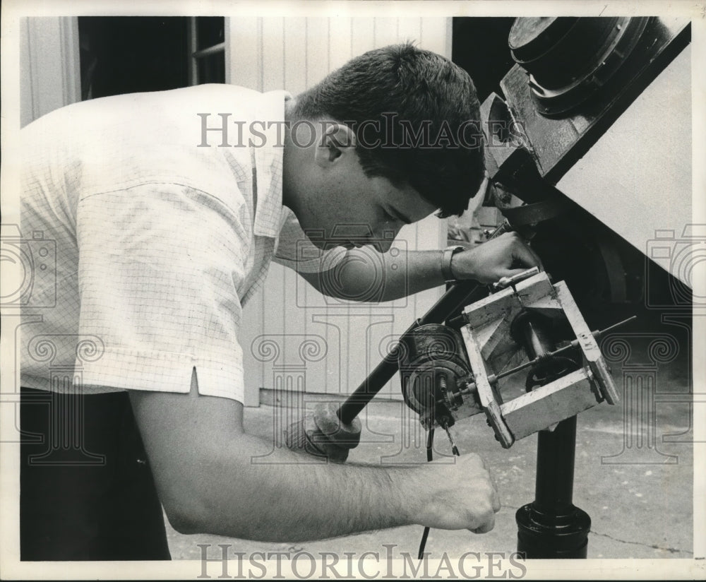 1962 Press Photo Henry Folse, Jr. with astrographic camera he built - nob08266 - Historic Images