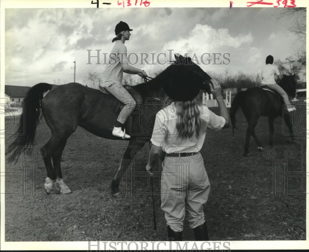 1989 Press Photo Students at Emeral Fox Farm and Equistrian Riding - Historic Images