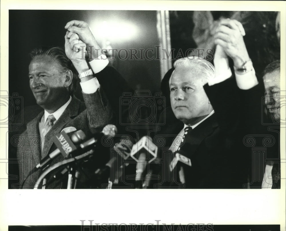 1993 Press Photo Governor. Edwin W. Edwards giving reporters a victory sign - Historic Images