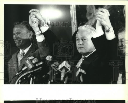 1993 Press Photo Governor. Edwin W. Edwards giving reporters a victory sign - Historic Images