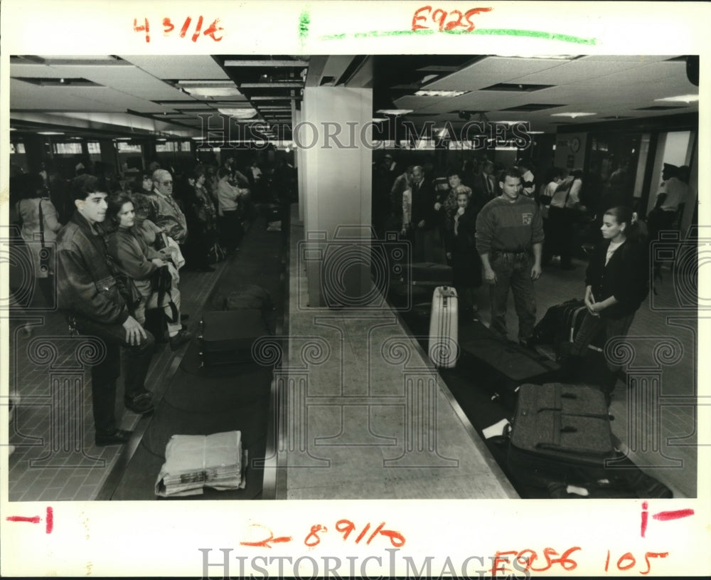 1988 Press Photo Passengers at New Orleans Airport wait for luggage to arrive - Historic Images