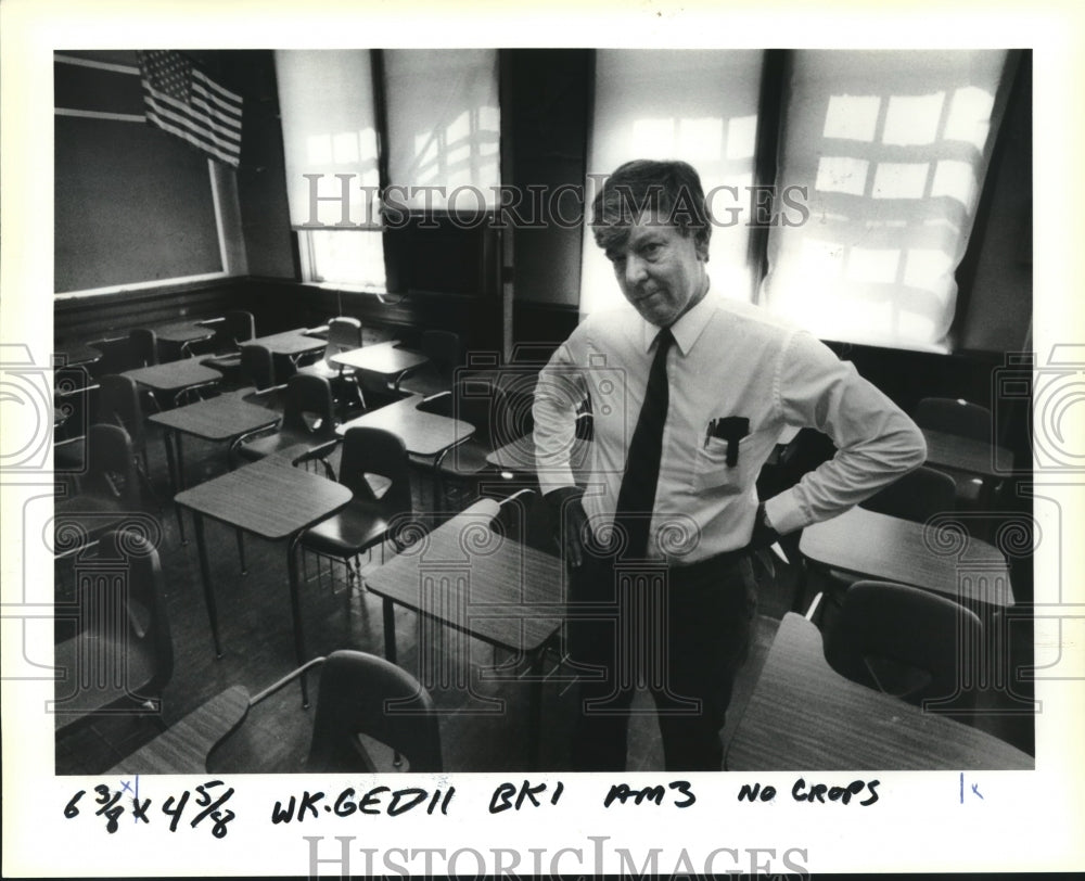 1990 Press Photo James Ellis, GED testing agent, stands in empty classroom. - Historic Images