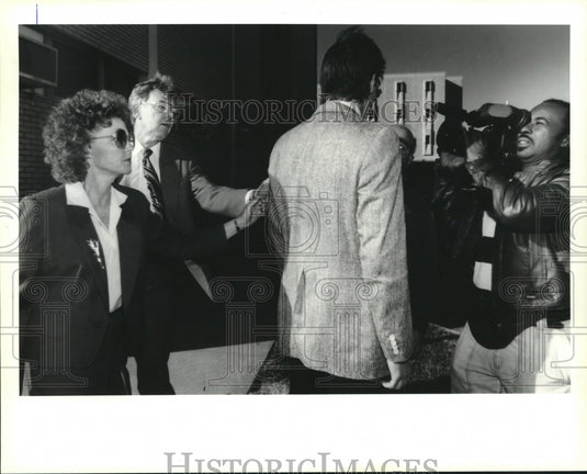1990 Press Photo The Ellis' pull son, James II, away from Ch. 6 & Ch.8 camermen - Historic Images