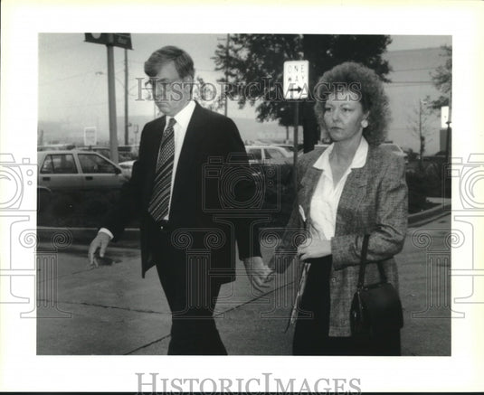 1990 Press Photo James and Jeanne walk into Jefferson Parish County Courthouse. - Historic Images