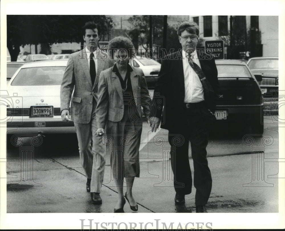 1990 Press Photo The Ellis family walk into Jefferson Parish Courthouse. - Historic Images