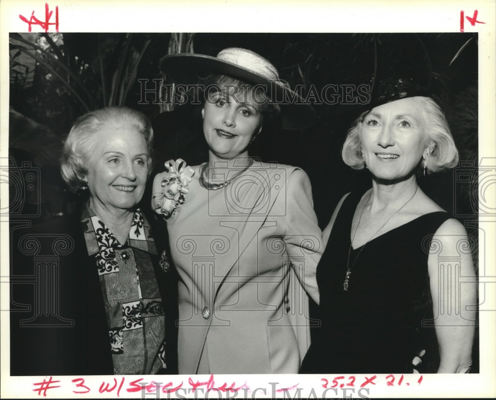 1994 Press Photo Betty Ellis, Linda Kemmerly, Casey Eryasa at Easter Parade - Historic Images