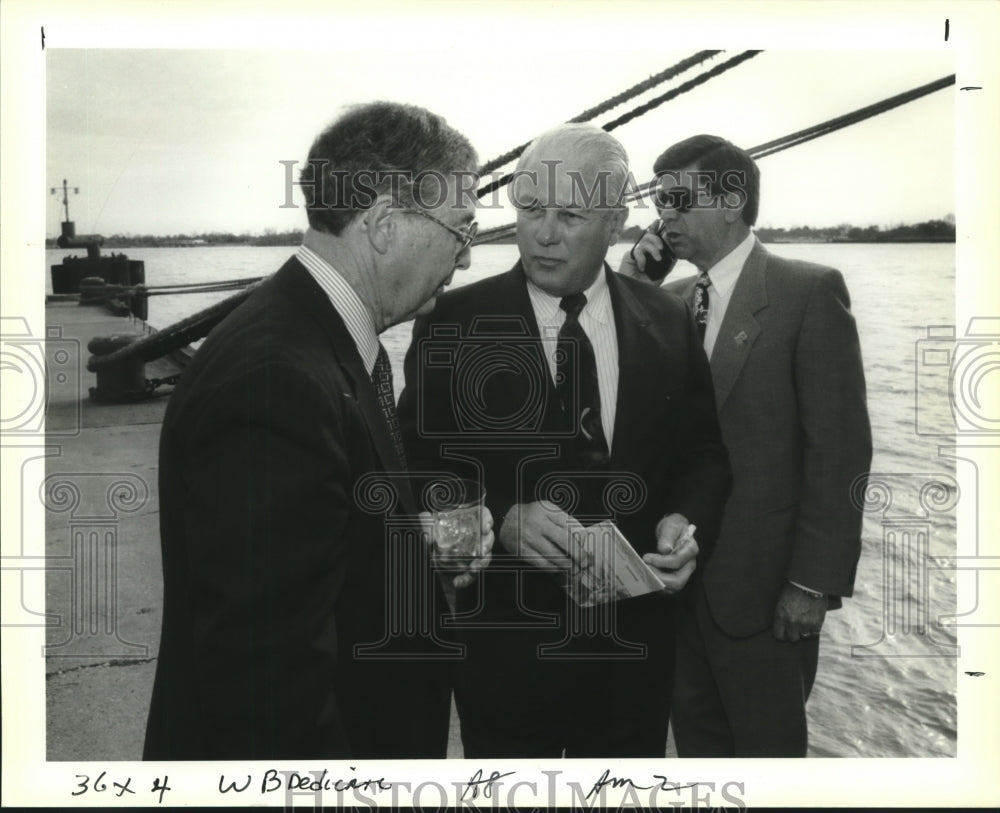 1993 Press Photo Governor Edwards with security chats with Sen. Nunez - Historic Images