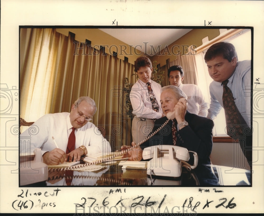 1991 Press Photo Edwin Edwards, on phone, with his campaign assistants. - Historic Images