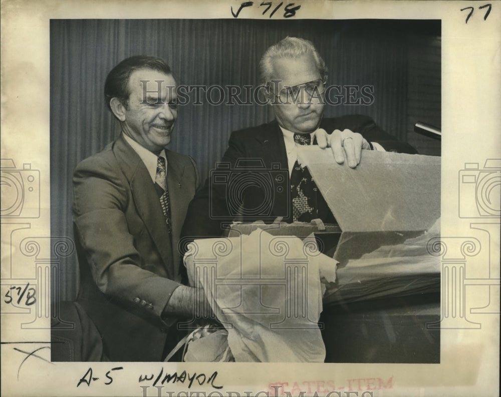 1978 Press Photo Mayor Landrieu opens gift from Third District Kiwanis Club - Historic Images