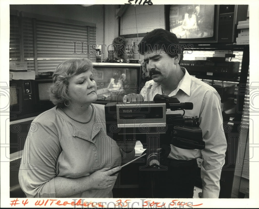 1987 Press Photo Billy Freeman shows to Dr. Julia Elfman how to use a recorder - Historic Images