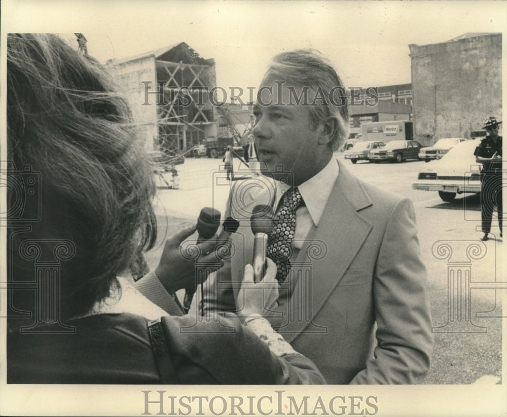 1976 Press Photo Governor Edwards Talks to Reporters - nob08468 - Historic Images