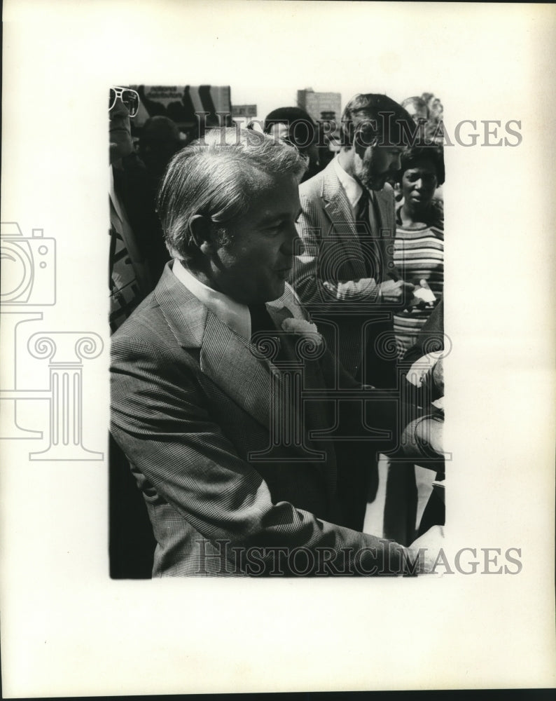 1975 Edwin Edwards shakes hands as unidentified man signs autographs - Historic Images