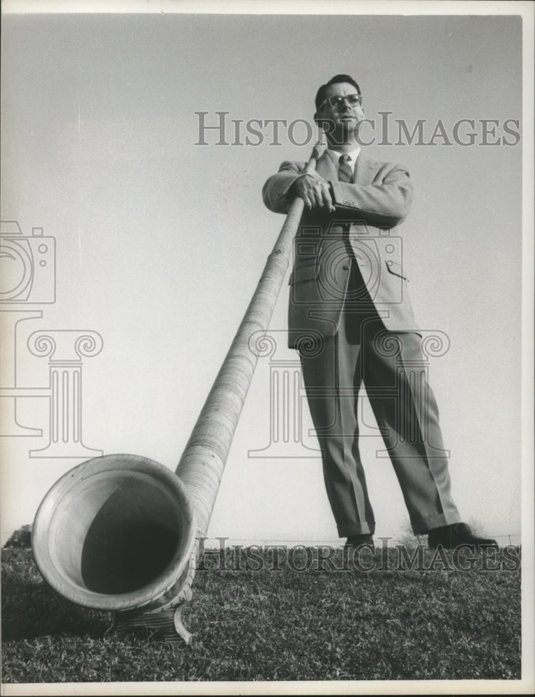 1960 Press Photo Robert Elworthy with his 11-foot Alpine Horn. - nob08573 - Historic Images