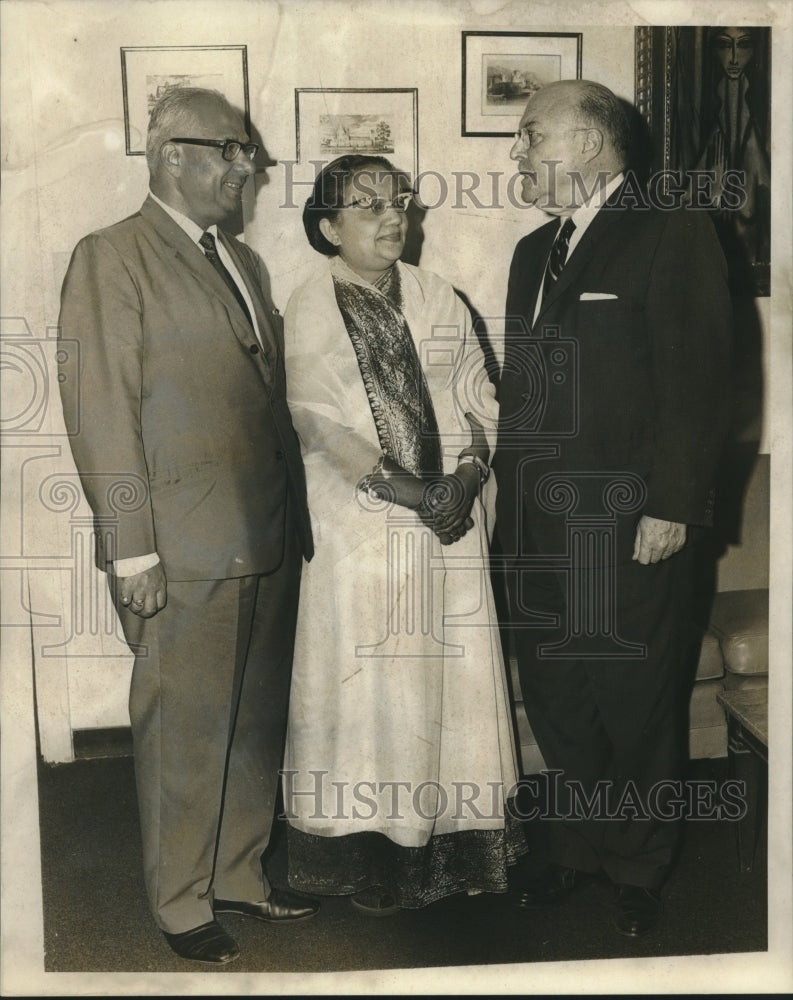 1969 Press Photo Robert Elsasser &amp; others at International House Foreign Trade. - Historic Images