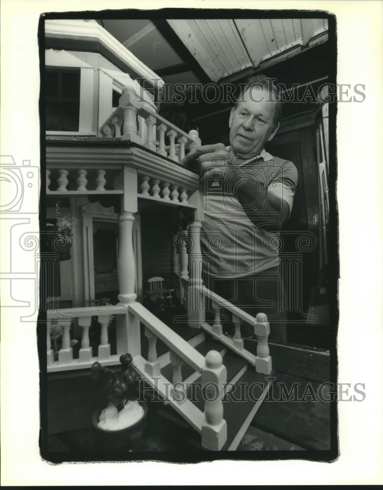 1989 Press Photo Gus Flattmann puts finishing touch on dollhouse to be auctioned - Historic Images