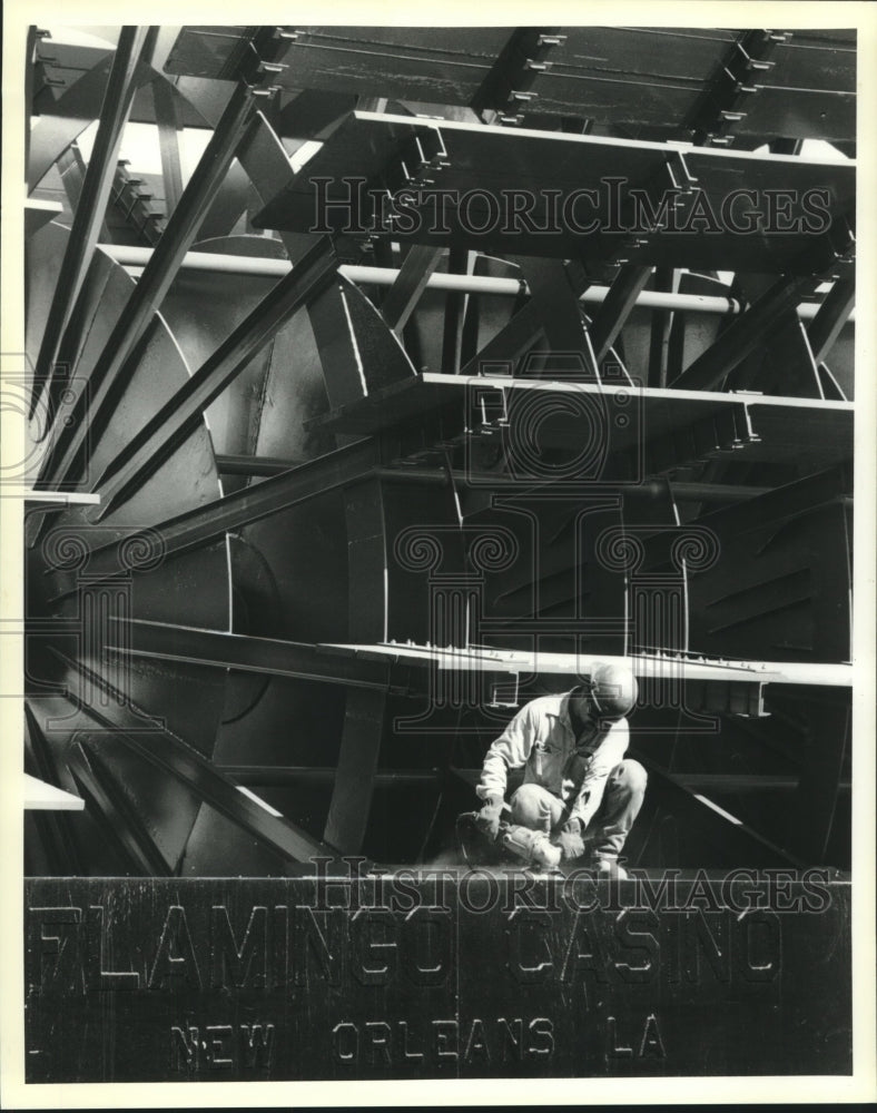 1994 Press Photo Worker sands steel deck at Hilton&#39;s Flamingo gambling boat - Historic Images