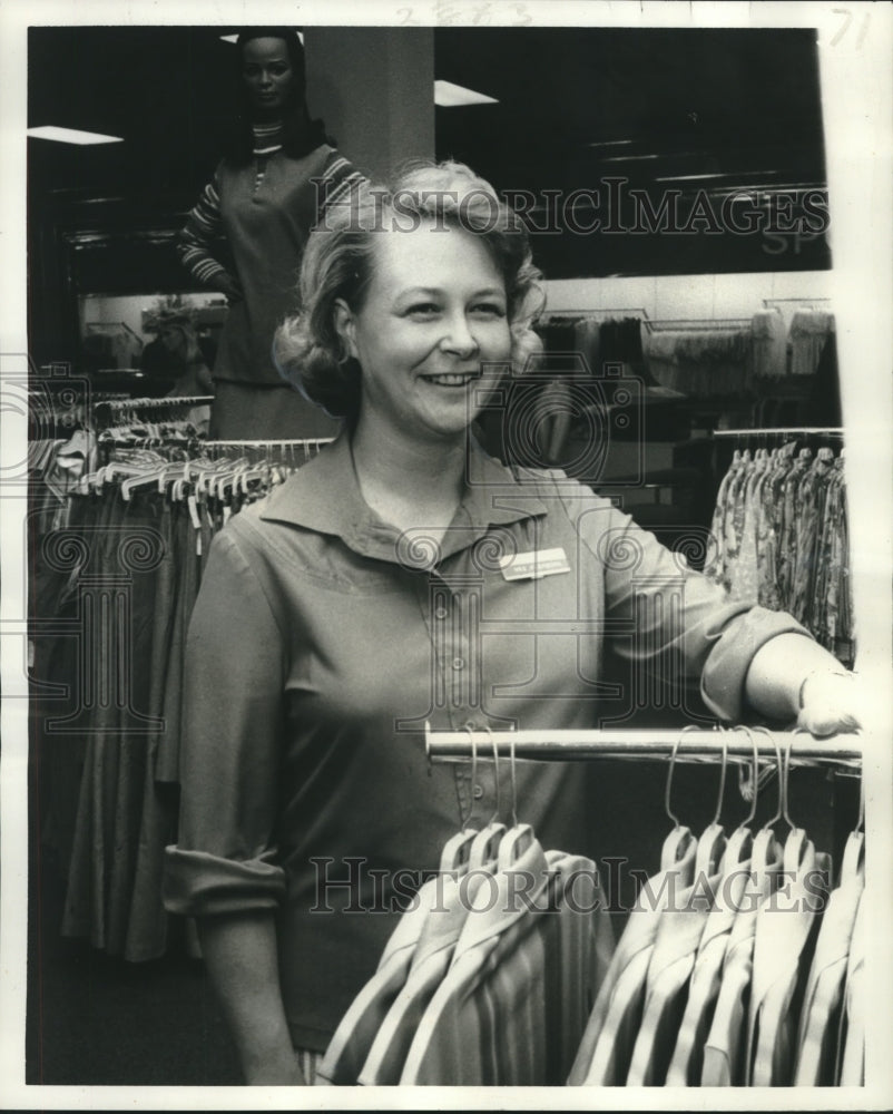 1976 Press Photo Susan Fishburn, manager at Sears Lake Forest store - nob08665 - Historic Images