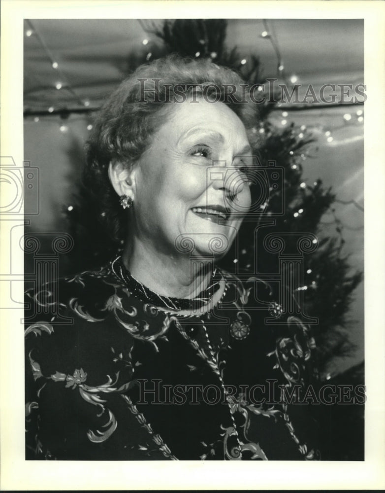 1992 Press Photo Betty Flair during Christmas at the Oaks - Historic Images