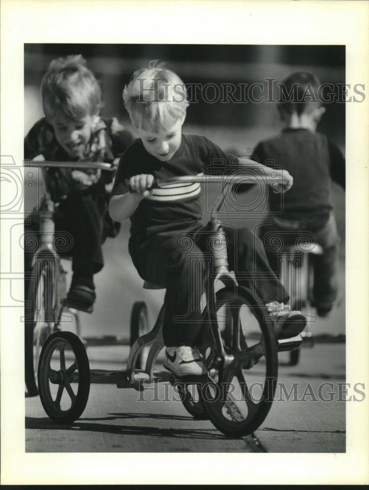 1988 Press Photo Ray Thornton maneuvers his tricycle at First Baptist Church - Historic Images