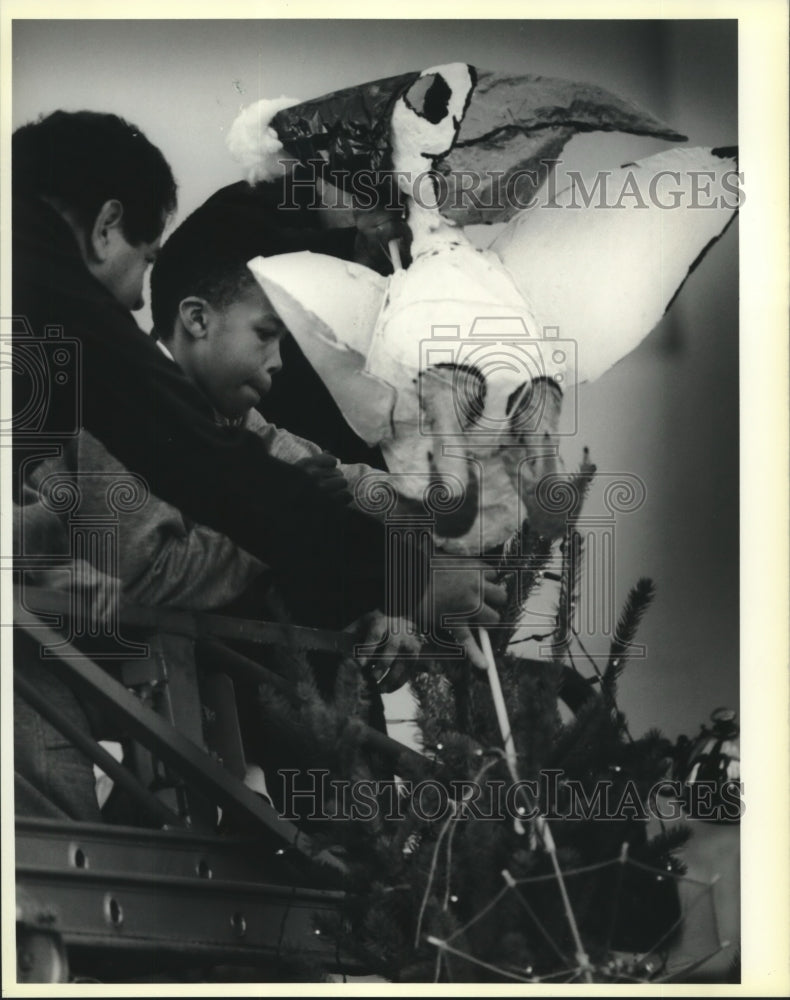 1989 Press Photo Fire fighters help Thaddeus Lee with their Christmas tree - Historic Images