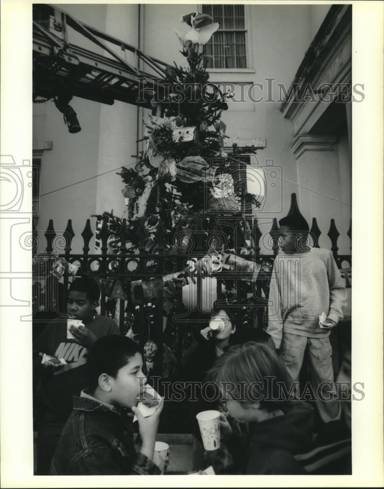 1989 Press Photo Christmas tree decorating party at 1st District police station - Historic Images