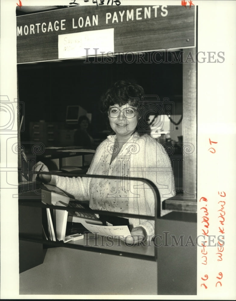 1986 Press Photo Pauline Fink- a bank teller, for Fidelity Homestead - Historic Images