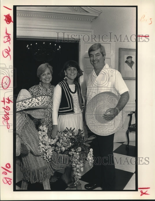 1990 Press Photo Sue, Nancy & Bill Finegan preparing for a party - Historic Images