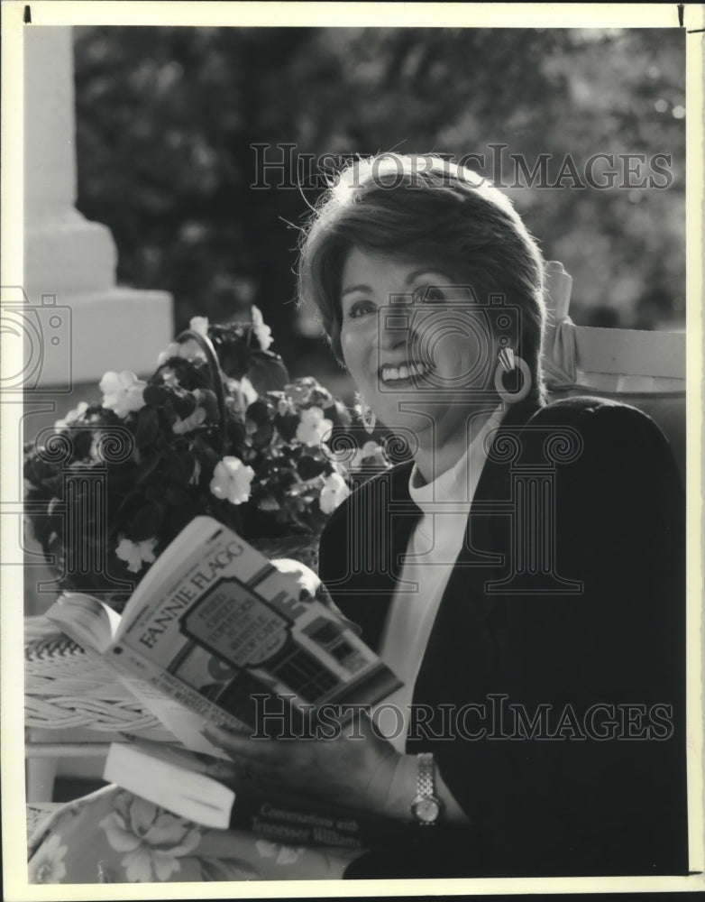 1990 Press Photo Fannie Flagg at her home in Fairhope, Alabama - Historic Images