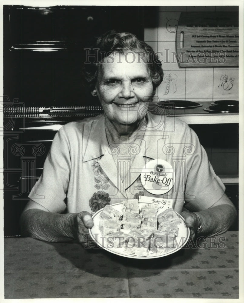 1967 Mrs. E.L. Fortson shows her potential Pillsbury Bake-Off winner - Historic Images