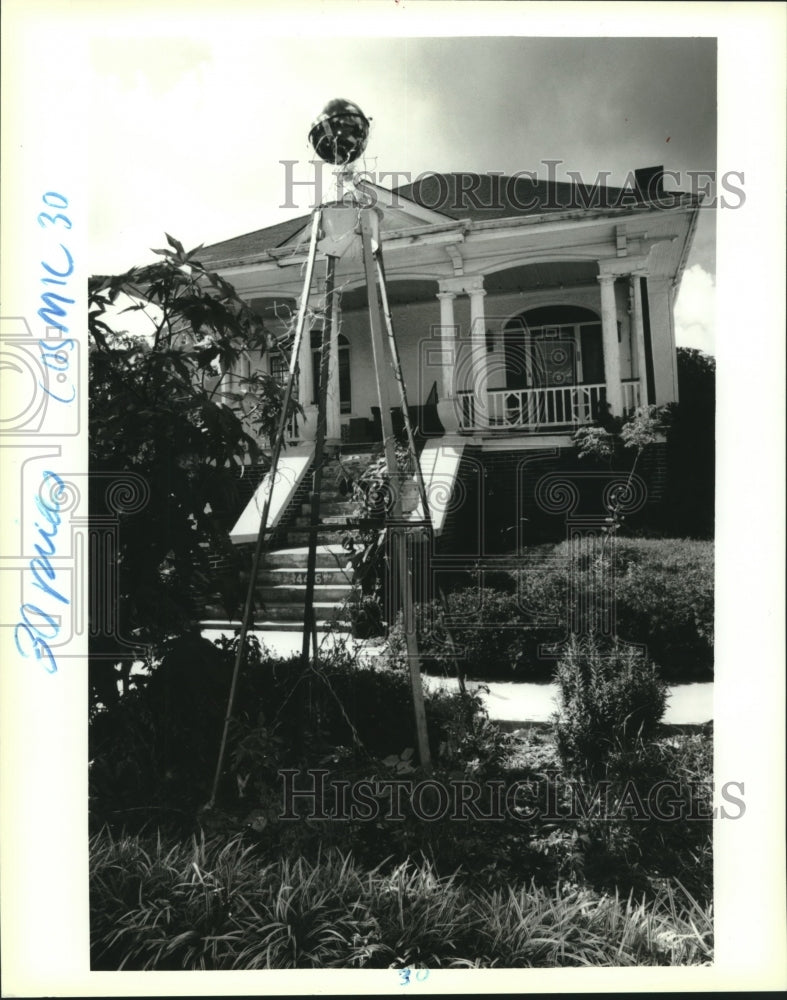 1995 Press Photo Homes with weird yards : 4416 S. Galvez - Historic Images