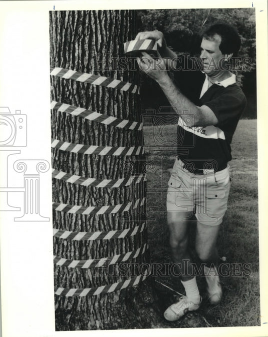 1989 Press Photo Mark David prepares for July 4th, Bouge Falaya park - Historic Images