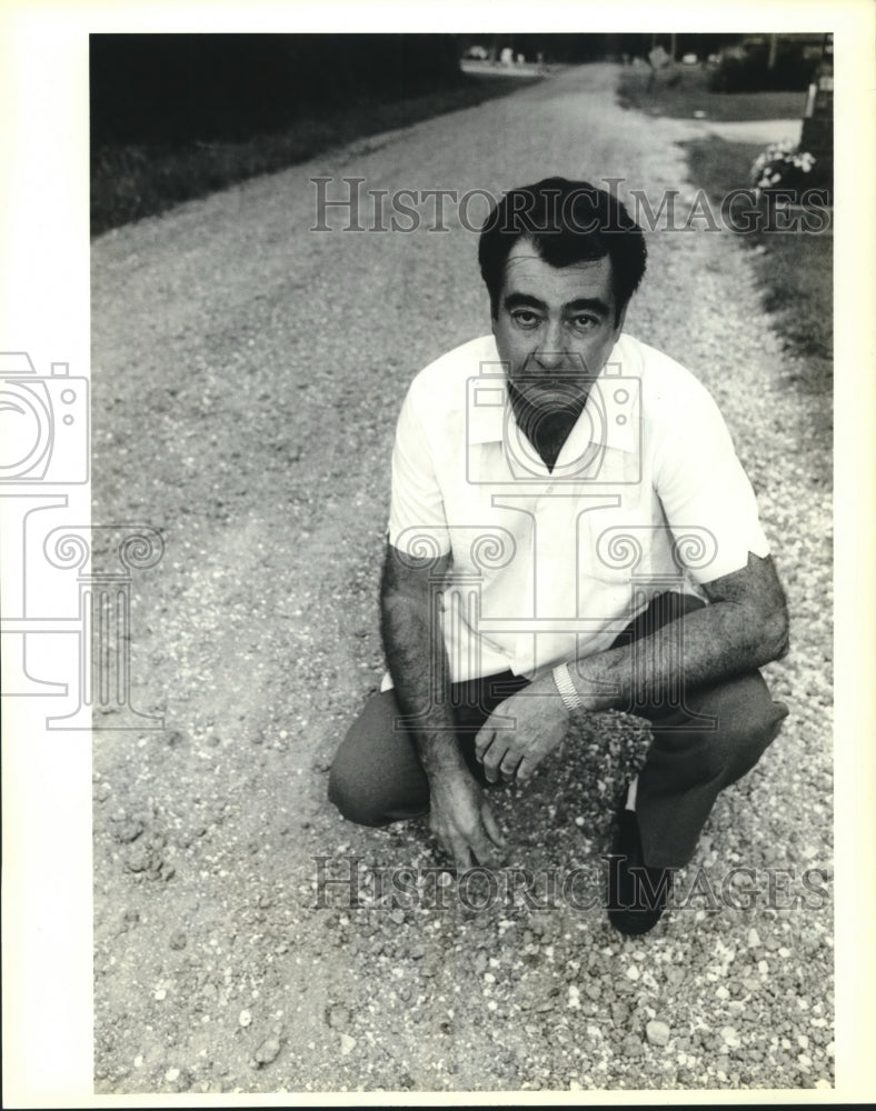 1990 Press Photo Roy Firmin kneeling, Magnolia Street, LaPlace Park subdivision - Historic Images