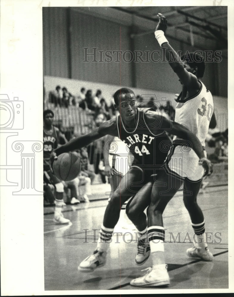 1983 Press Photo Carl Firven (44) goes around Terrance Berrook for the basket. - Historic Images