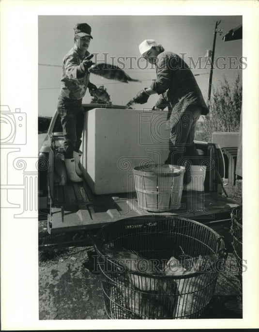 1990 Press Photo Glenn & Johnny Cox from B & D Seafood,unload a fishermans catch - Historic Images