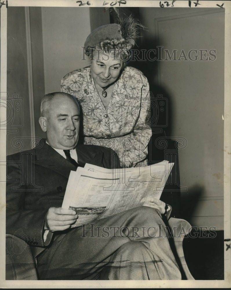 1949 Press Photo Mr. and Mrs. Harry C. France reading newspaper article - Historic Images