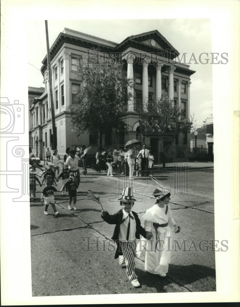 1990 Press Photo Children dressed in costume during Fourth of July Parade - Historic Images