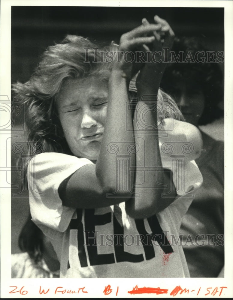 1986 Press Photo Monica Burrhus Misses Water Balloon, City Park, New Orleans - Historic Images