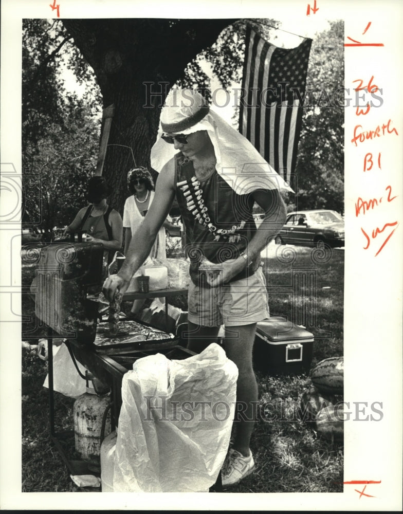 1987 Press Photo Dressed as Middle Eastern Arms Dealer, Brian Borey Grills Ribs - Historic Images