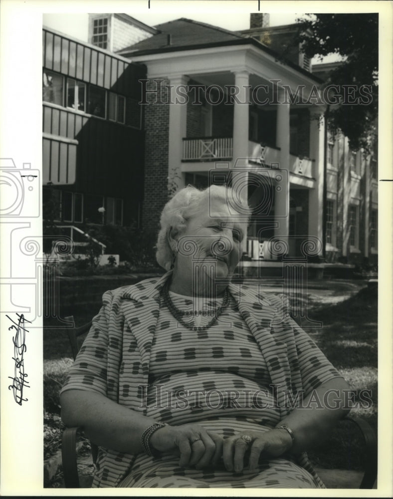 1989 Press Photo Roberta Flanagan talks about the benefits at Kingsley House - Historic Images