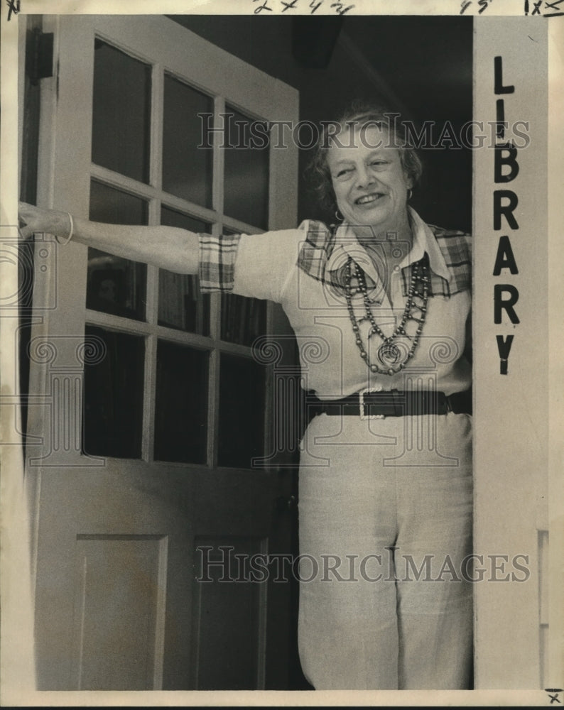 1975 Press Photo Rose Feingold, retiring teacher at Metairie Park Country School - Historic Images