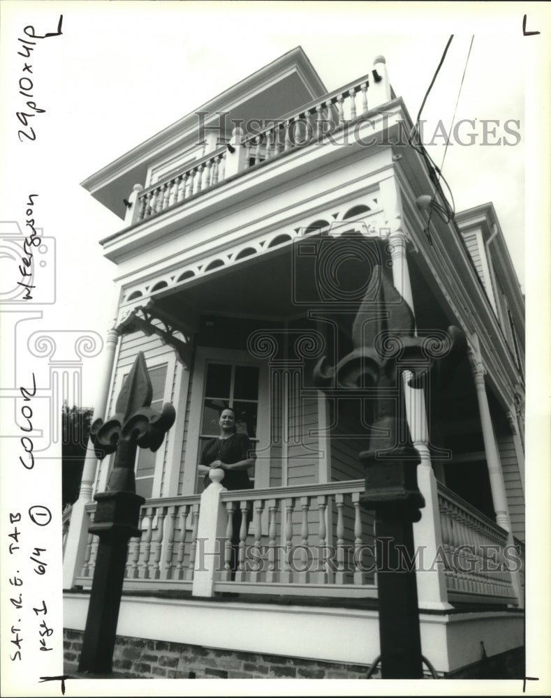 1994 Press Photo Barbara Ferguson outside her home at 1415 St. Mary. - Historic Images