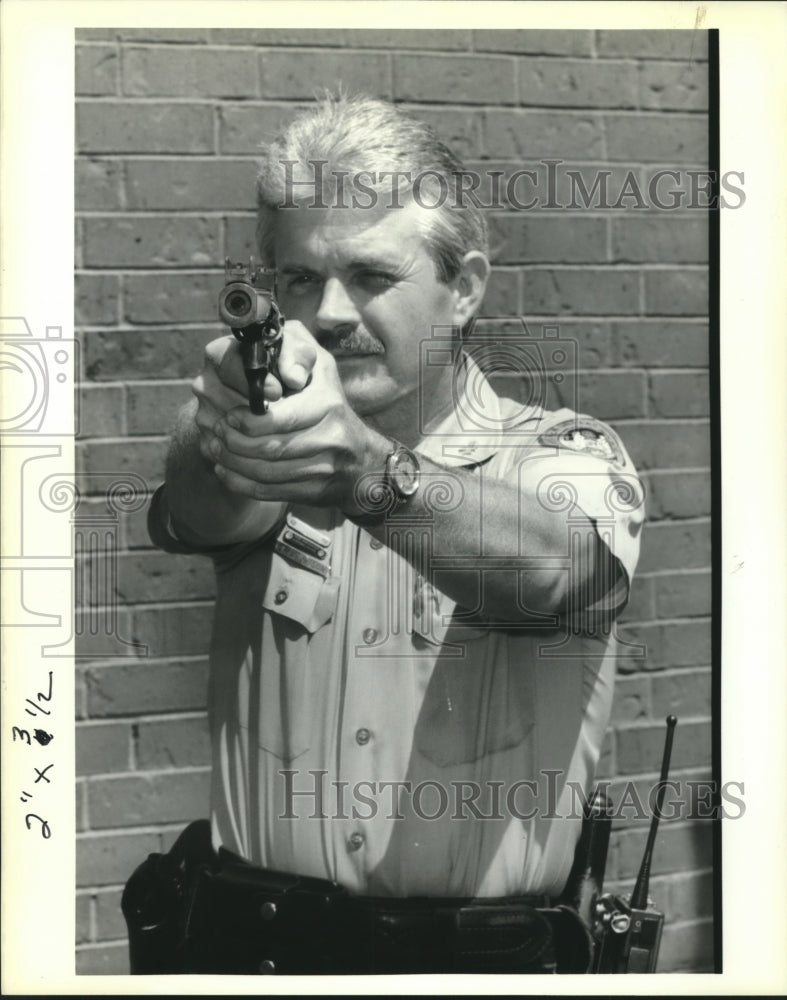 1989 Press Photo Officer Ferguson, Louisiana&#39;s &quot;Top Gun&quot; points his pistol - Historic Images