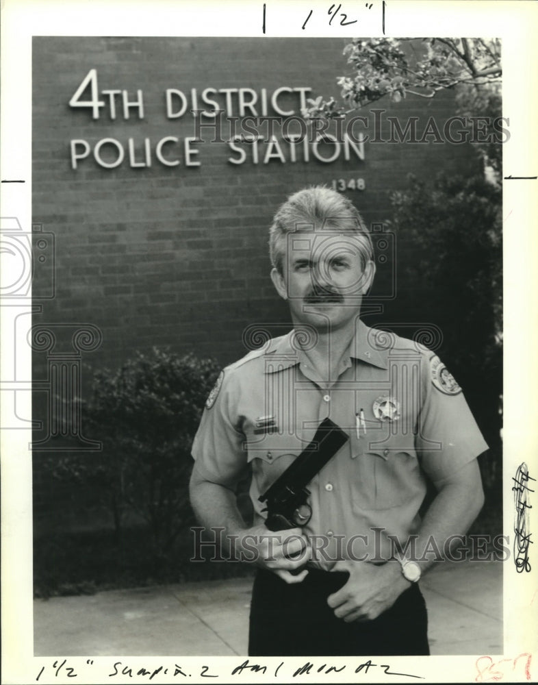 1989 Press Photo Officer Ferguson of New Orleans Police Dept with target pistol. - Historic Images