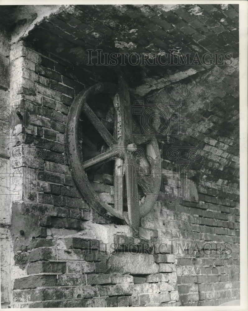 1962 Press Photo Drawbridge Wheel at Historic Fort Jackson, Louisiana - Historic Images