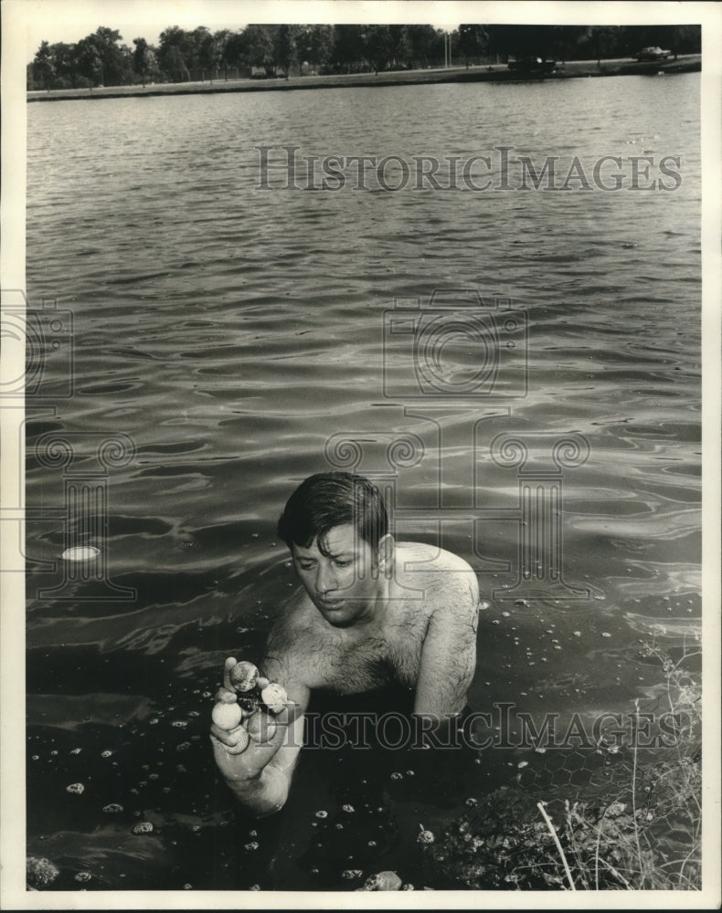 1969 Press Photo Ed Fenasci, Jefferson Parish Deputy during his swim - Historic Images