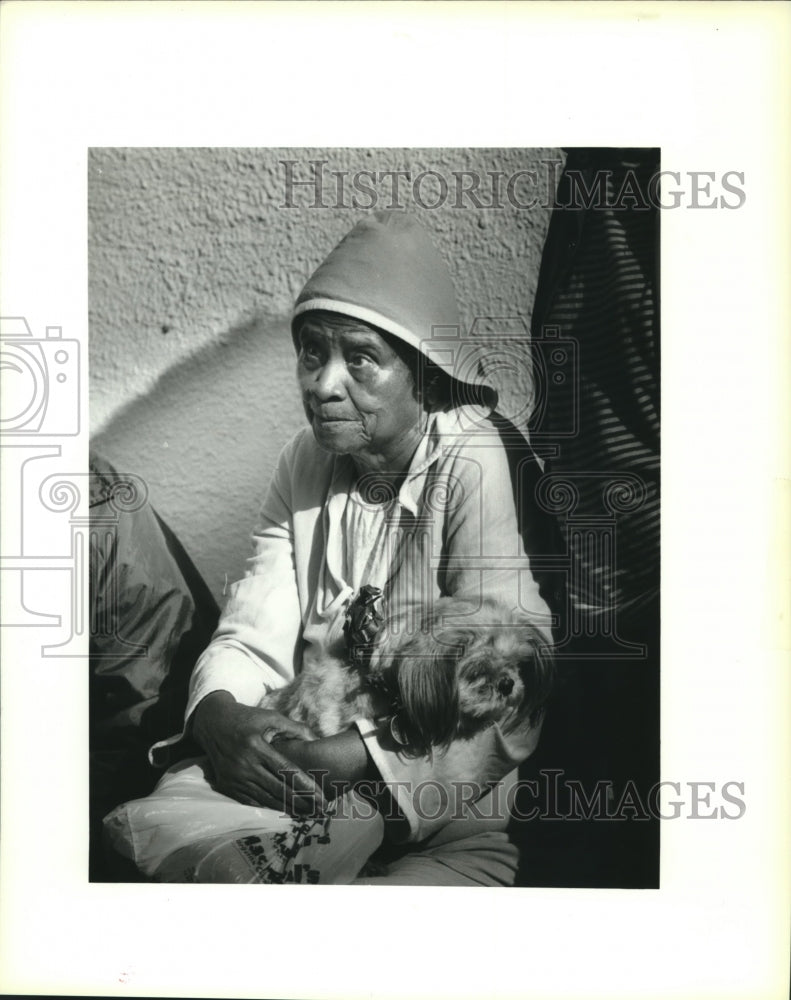 1993 Press Photo Lornia Felton holds her dog Fluffy as firemen control a fire. - Historic Images
