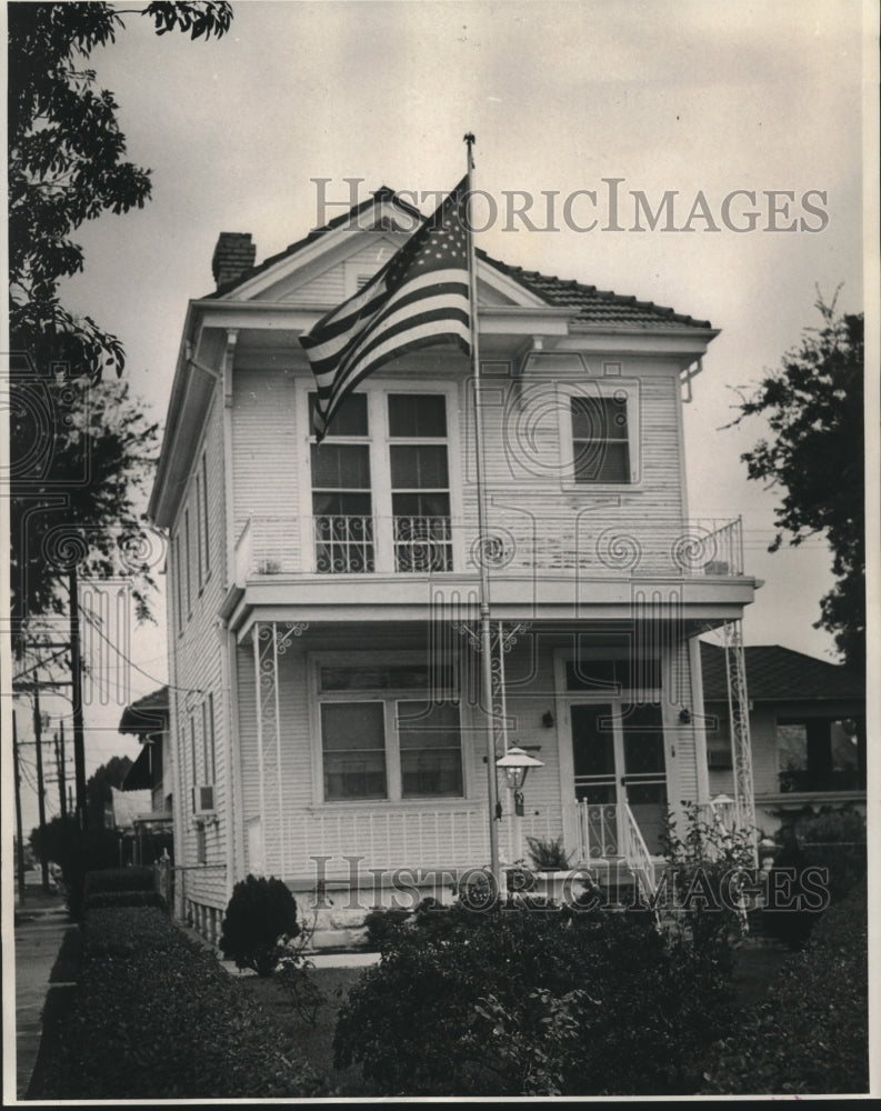 1969 Press Photo American flag flies high over New Orleans home. - nob09104 - Historic Images