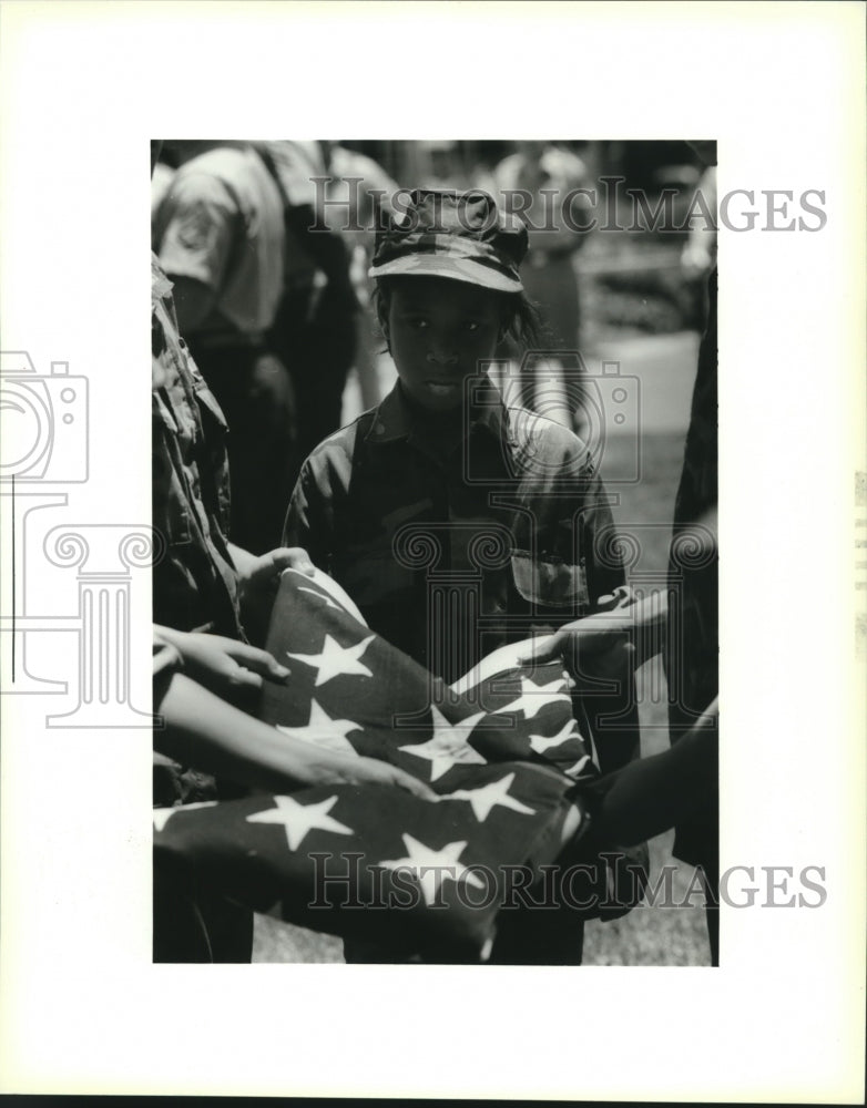 1995 Press Photo Trenell Jacobs waits as fellow Young Marines fold the flag - Historic Images