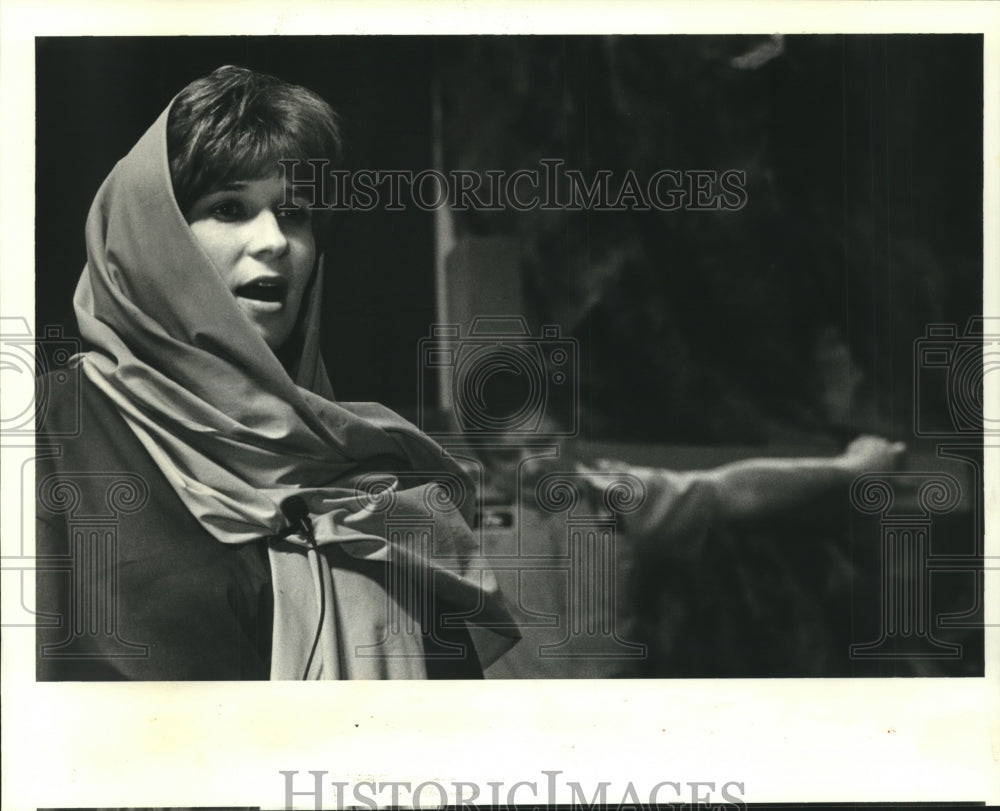 1987 Press Photo Karen Lukinovich sings solo Joy Comes in the Morning - Historic Images